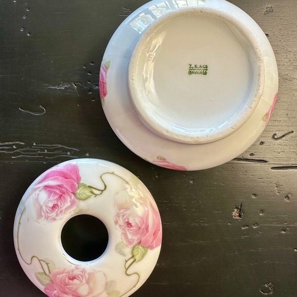 ANTIQUE, BAVARIAN HAIR RECEIVER. SMALL ROUND PORCELAIN DISH WITH OPEN LID. - Picture 5 of 7